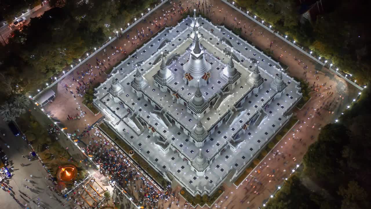 vista aérea de la gran pagoda en el templo de asokaram en samutprakarn, cerca de bangkok, tailandia, durante el festival budista de asalah puja (asanha bucha), que generalmente tiene lugar en julio, en la luna llena.