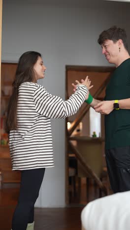 pareja bailando en casa