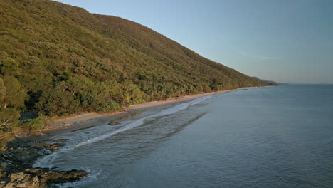 Amanecer-Aéreo-Sobre-La-Playa-De-Ellis-Queensland-Tropical