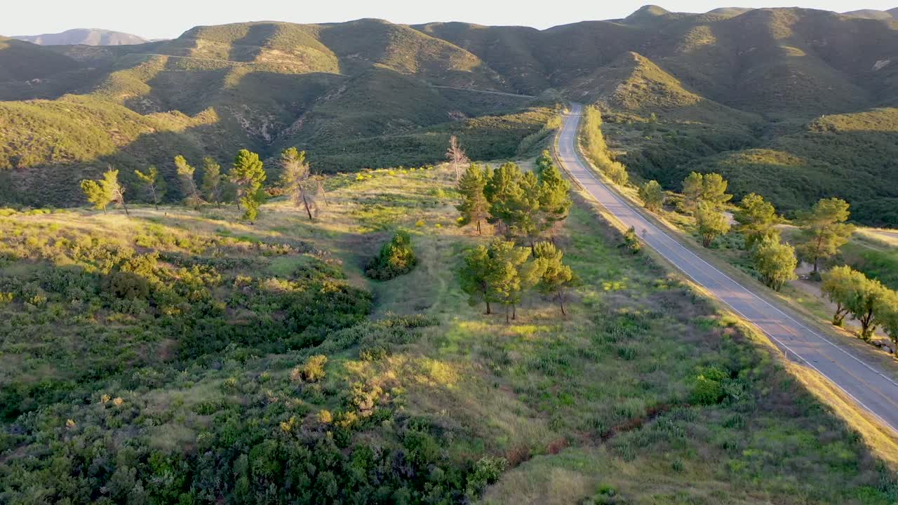 캘리포니아 카스테익의 레이크 휴스 도로 근처에서 촬영된 드론 이미지