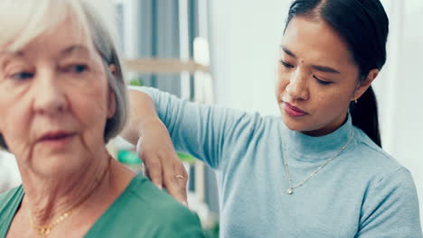 mujer vieja, quiropráctico o fisioterapia para la espalda