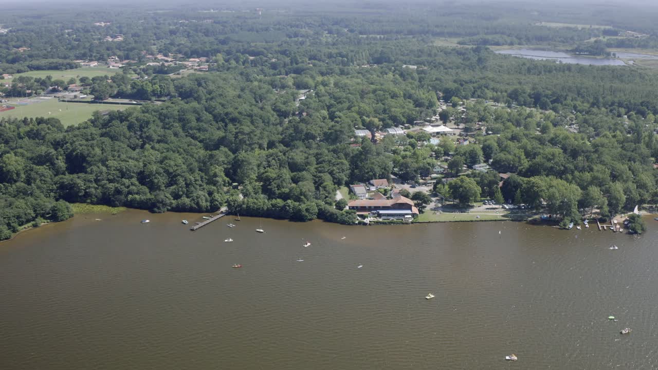 Vedute aeree con drone del Lac Léon nella regione francese dell'Aquitania.