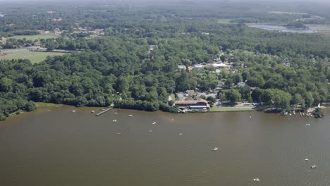 Vistas-Aéreas-De-Drones-De-Lac-Léon-En-El-área-Francesa-De-Aquitania