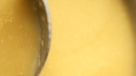 preparando una sopa amarilla cremosa