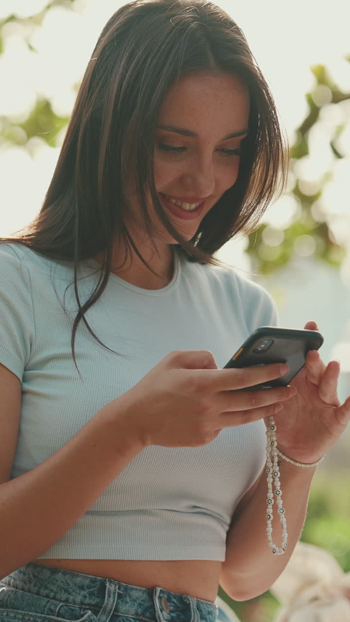 Donna che usa il cellulare all'aperto