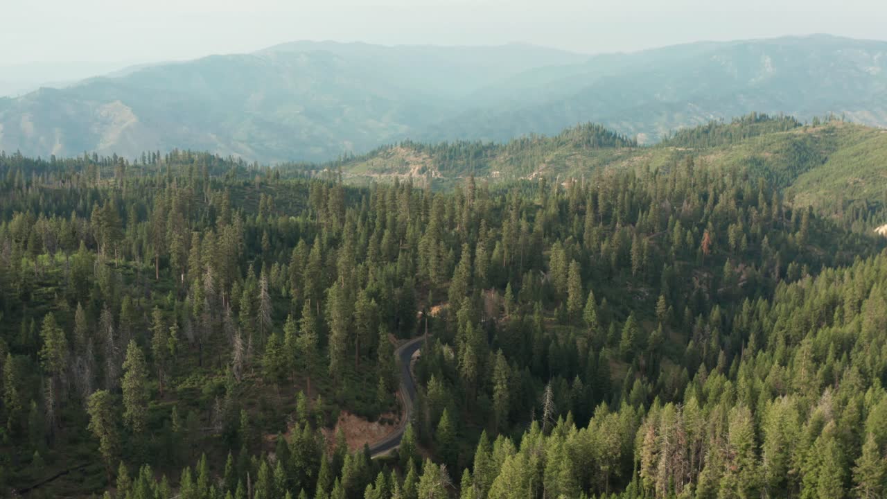imágenes de drones de un camino de montaña ventoso en las montañas de sawtooth con un coche conduciendo