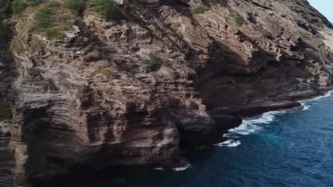 Zángano-Aéreo-Acantilado-Hawai-Frente-A-La-Playa-Agua-Océano