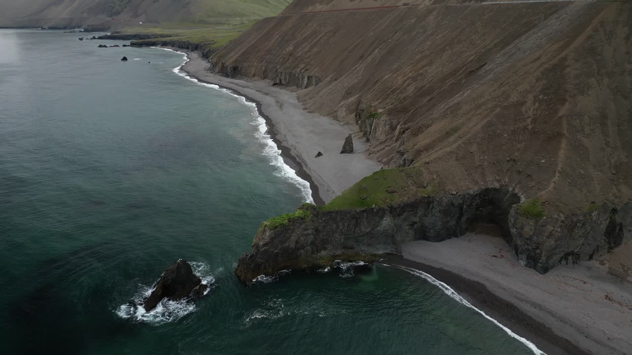 costa islandesa a lo largo de la playa negra, paisaje surrealista junto al océano