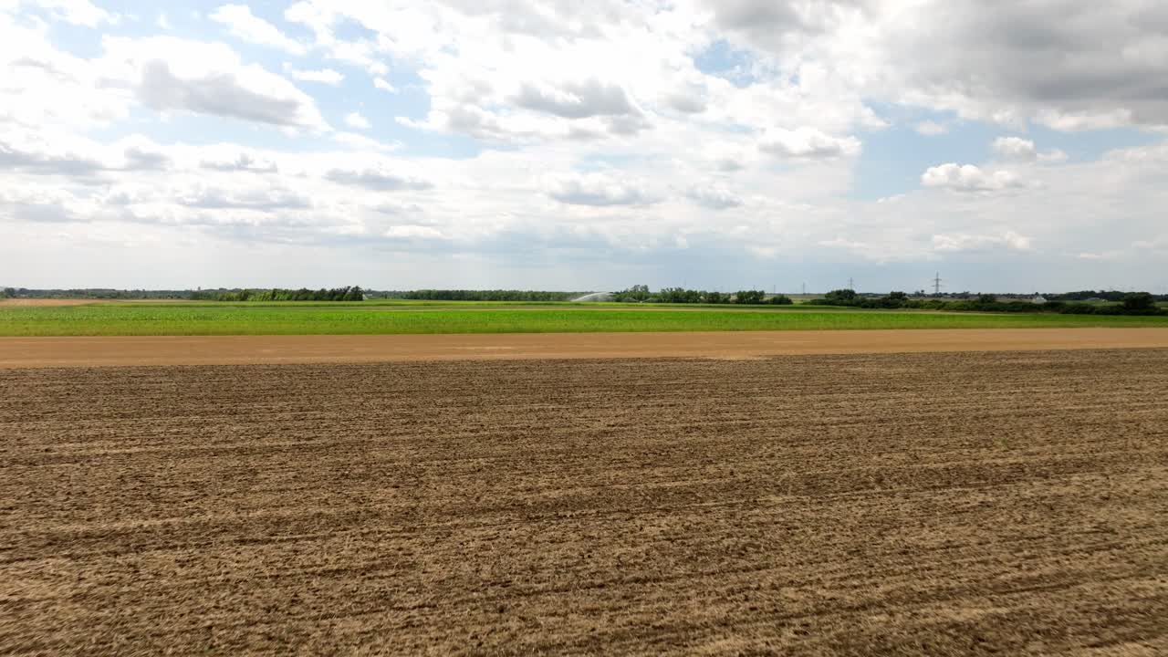 Flug über Ackerfelder im Marchfeld, Österreich – Drohnenaufnahme