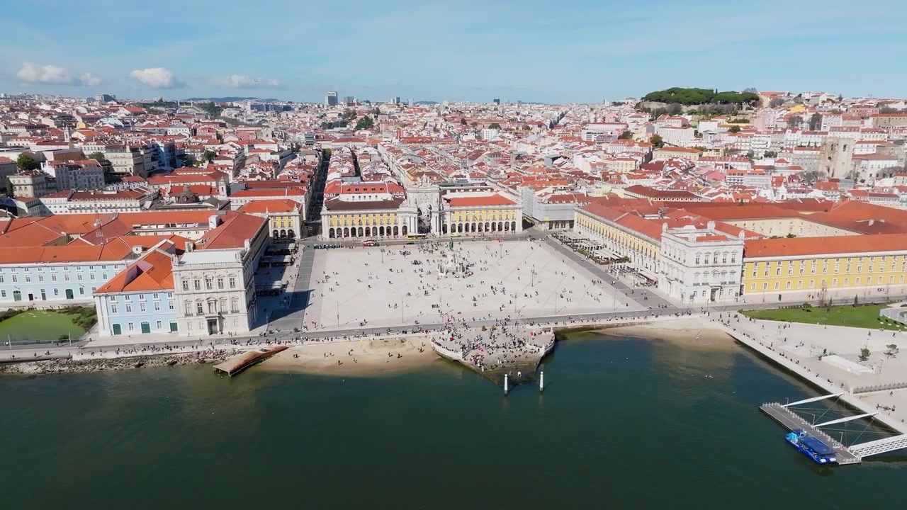 Ripresa lenta con drone in panoramica di Praça do Comércio e dell'Arco della Rua Augusta, Lisbona a mezzogiorno. Portogallo