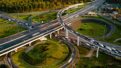 Vista-Aérea-De-Lapso-De-Tiempo-De-Los-Senderos-De-Tráfico-De-Una-Intersección-De-Autopistas-En-Moscú.