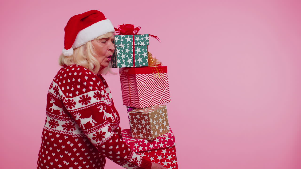 abuela mayor mujer en suéter de navidad sosteniendo muchas cajas de regalos de año nuevo presente venta de compras