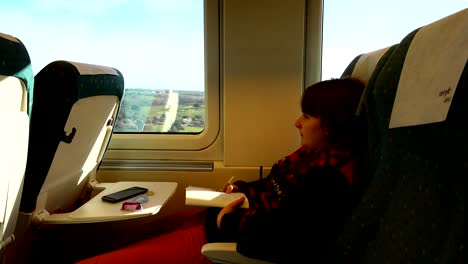 la chica en el vagón del tren de alta velocidad.