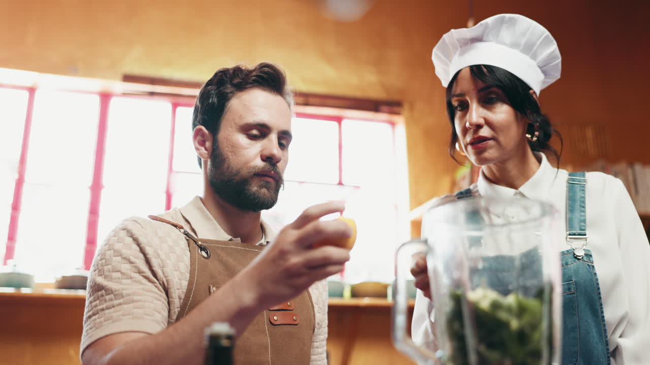 Pessoas cozinhando juntas