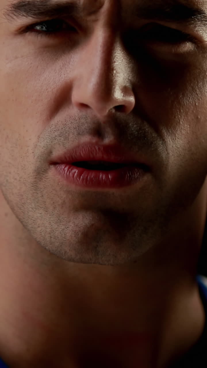 deportista decidido con la pelota