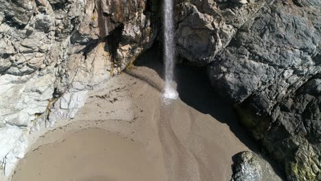 Vista-Aérea-De-La-Caída-De-Agua-Mcway-Falls-Julia-Pfeiffer-Burns-Park-Big-Sur-California