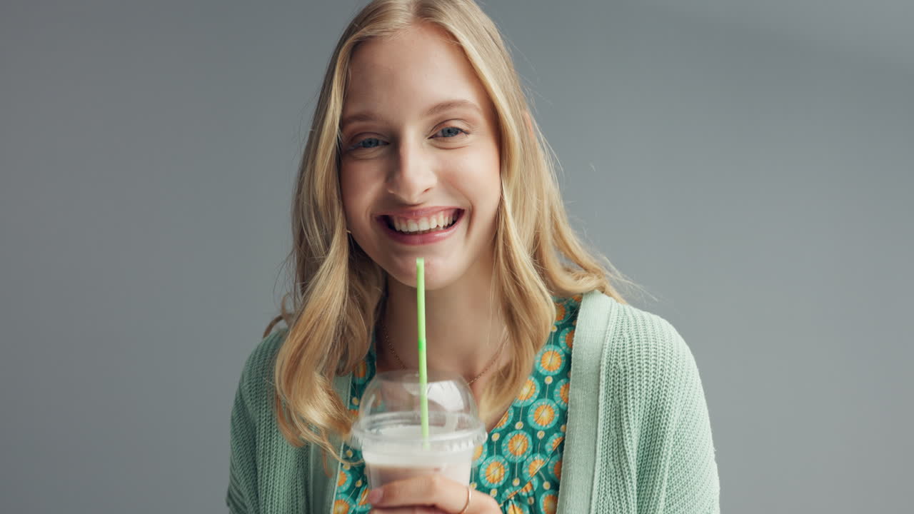 젊은 여성이 스무시를 즐기고 있습니다.