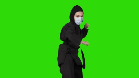 고립된 배경에 검은 의상을 입은 여성 닌자의 비디오