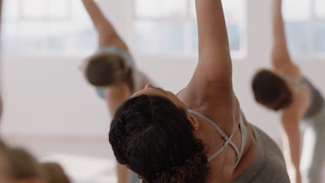Schöne-Yoga-Frau-übt-Reverse-Warrior-Pose-Im-Fitnessstudio.-Hispanische-Frau-Trainiert-Mit-Einem-Trainer.-Eine-Gruppe-Von-Frauen-Genießt-Einen-Gesunden,-Ausgewogenen-Lebensstil