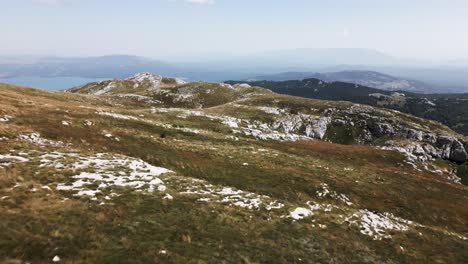montañas maravillosas y un gran lago