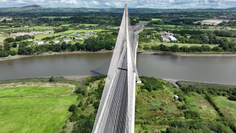 Puente-Que-Cruza-El-Río-Suir-Que-Une-Waterford-Con-Dublín,-Irlanda,-En-Un-Día-De-Verano,-Estableciendo-Un-Disparo-Estático-De-Drones.