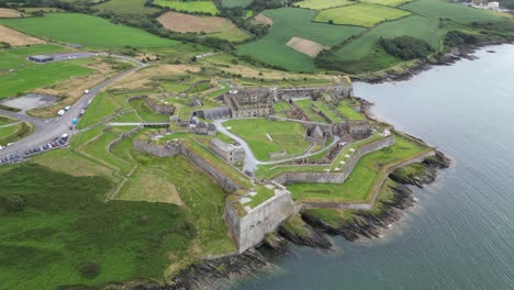 Charles-Fort-In-Kinsale,-Irland,-Präsentiert-Historische-Architektur-Am-Meer,-Tagsüber,-Luftaufnahme