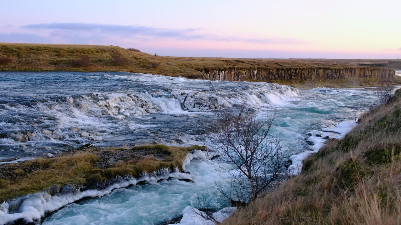 Vattenfallet Ægissíðufoss på södra Island med sitt forsande vatten