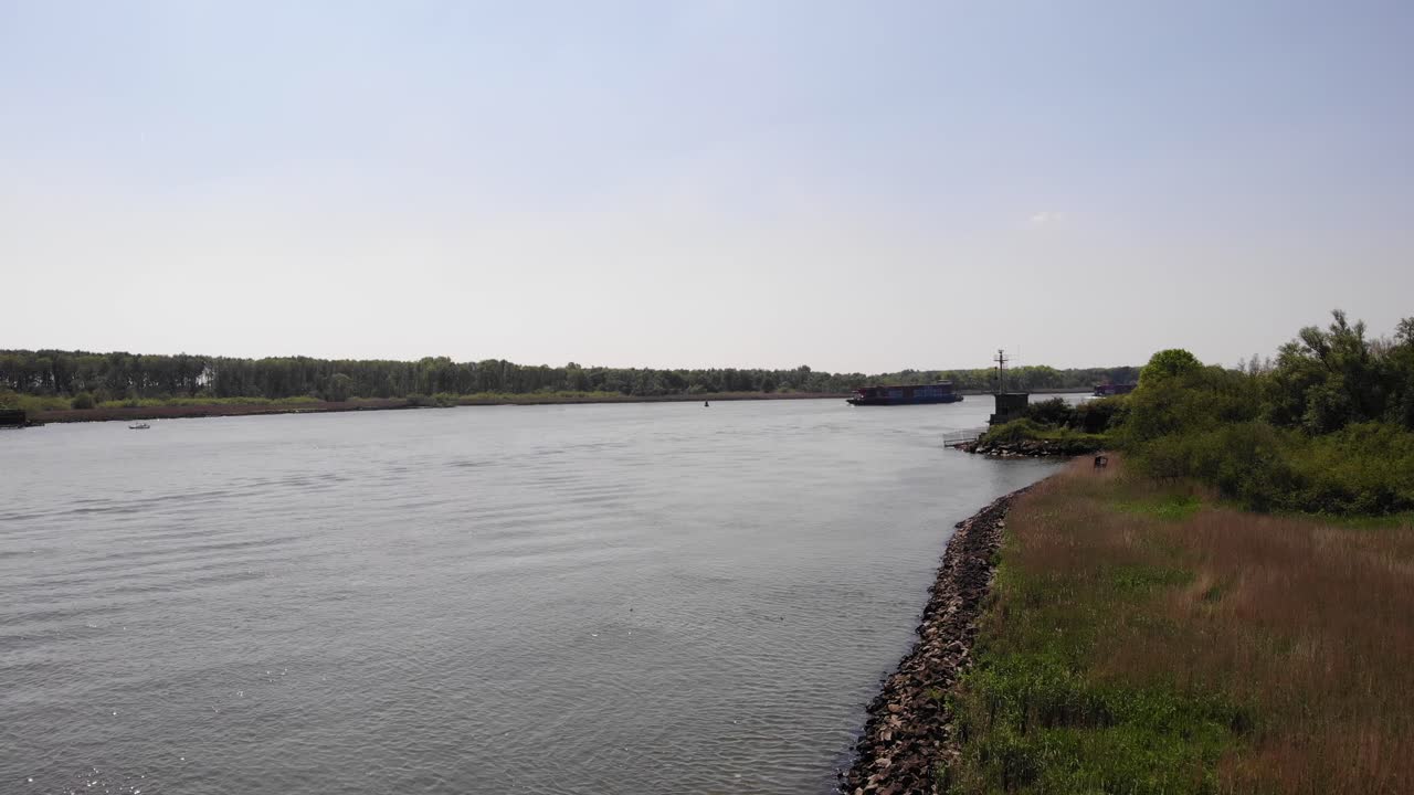 강을 항해하는 원유 유조선의 먼 전망