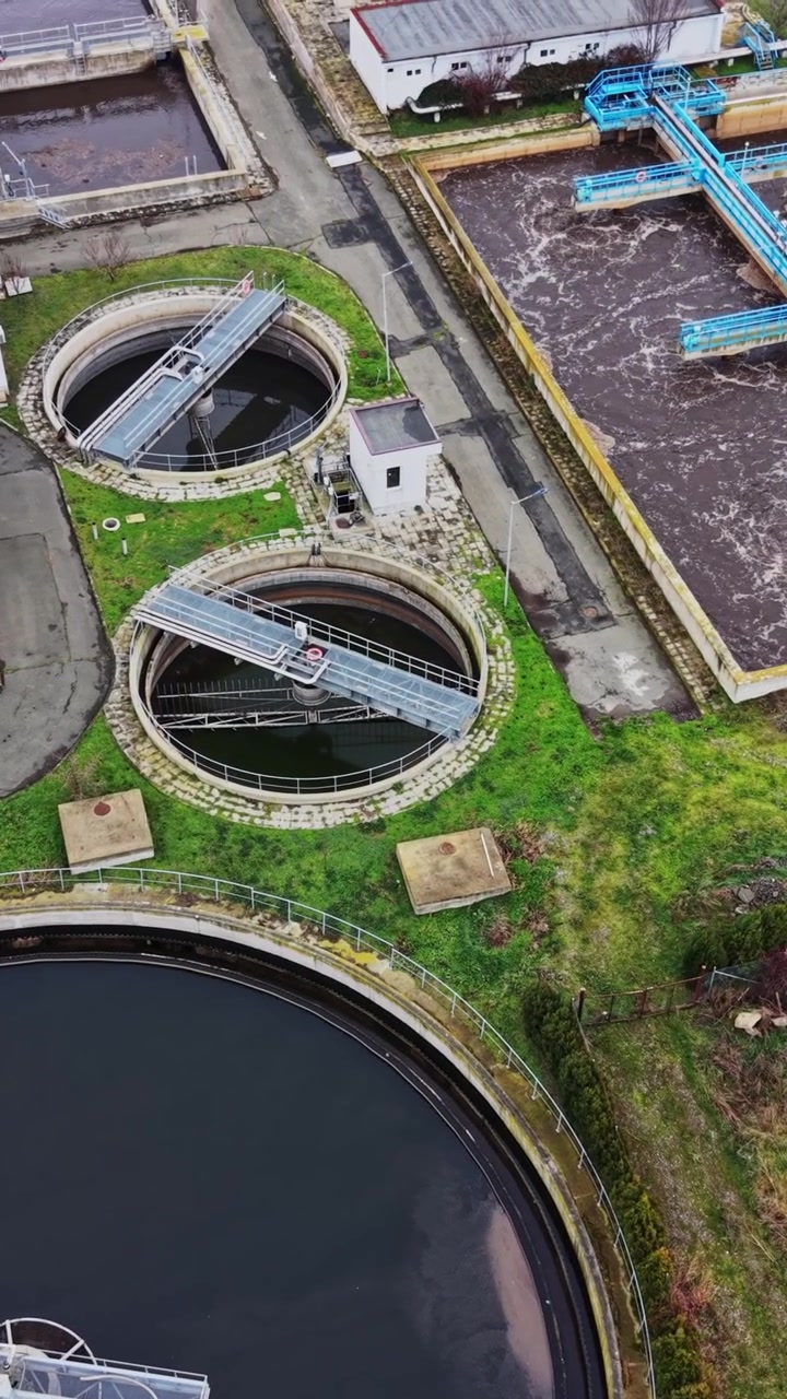Vista aérea de una planta industrial de tratamiento de aguas residuales.