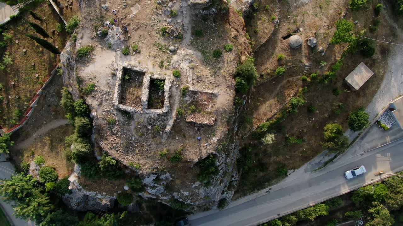 video aéreo de las grandes piedras en un día soleado