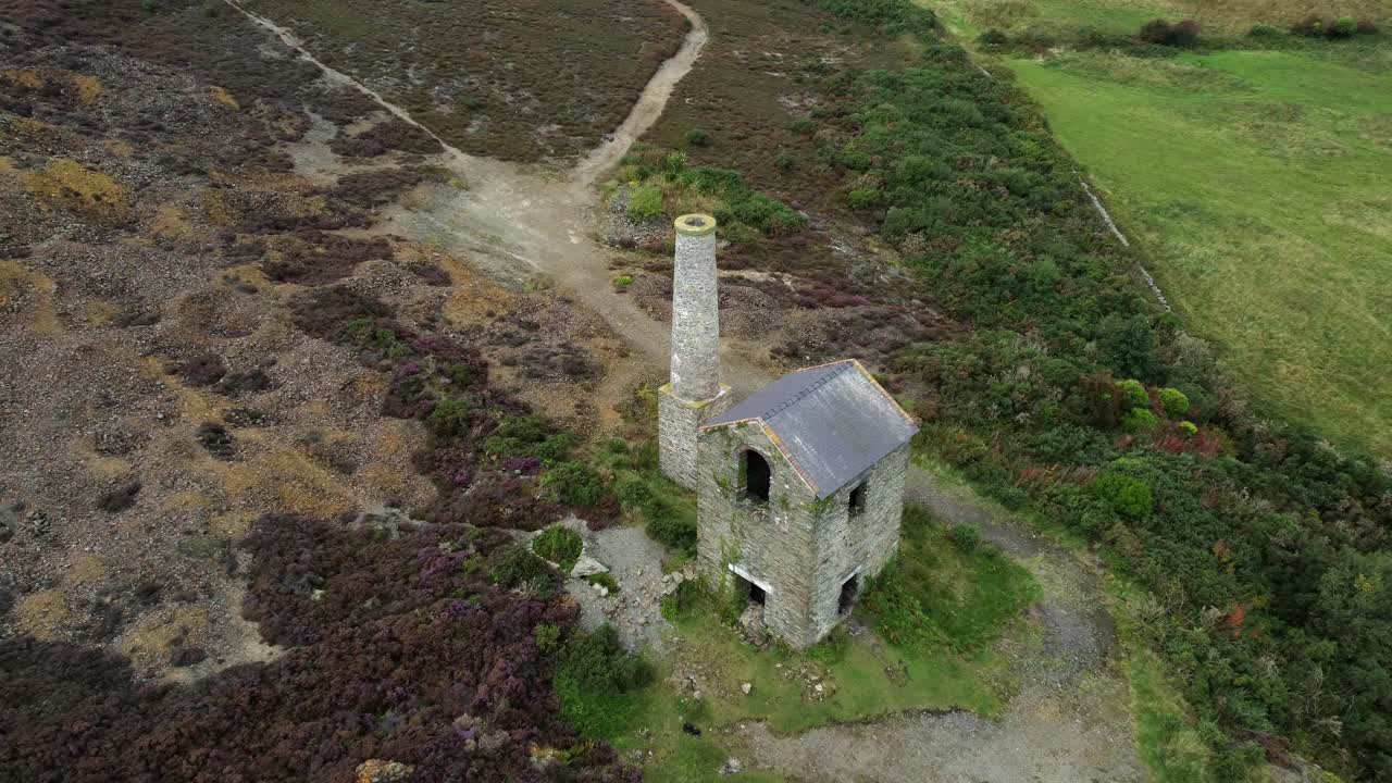 parys 산 버려진 벽돌 굴뚝 구리 채광 공장 돌 파멸 조감도 상승 조감도