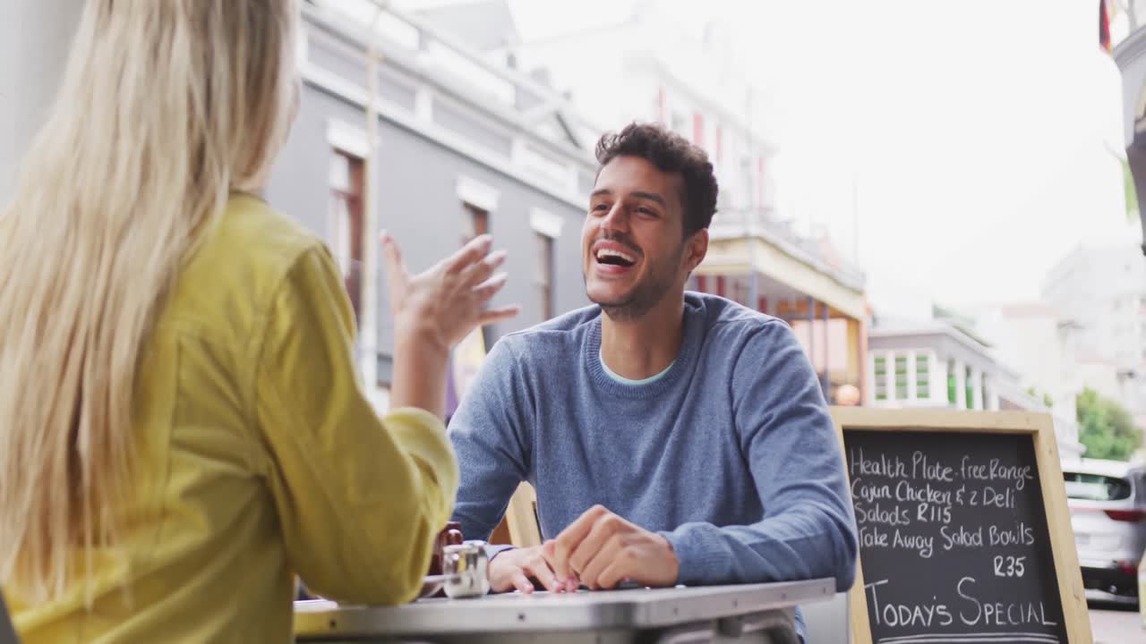 pareja caucásica disfrutando de un café en la terraza