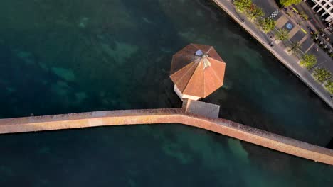 Bird's-eye-view-of-Kapellbrücke-bridge-in-Lucerne,-Switzerland-with-spin-around-the-bridge-tower