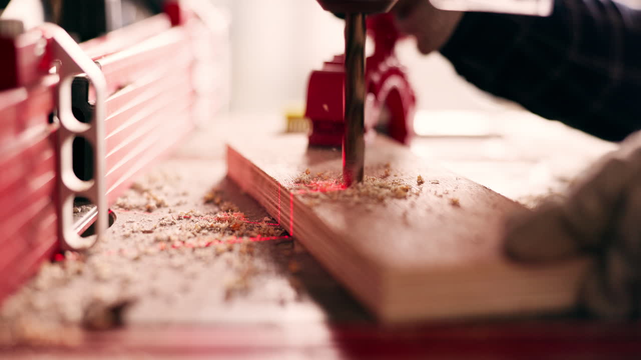 древесина, дрель и инструменты с крупным снимком человека