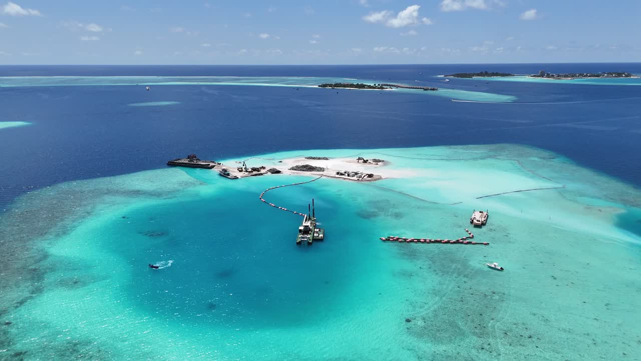 Banco di sabbia delle Maldive circondato da una laguna turchese, ripresa aerea con drone.