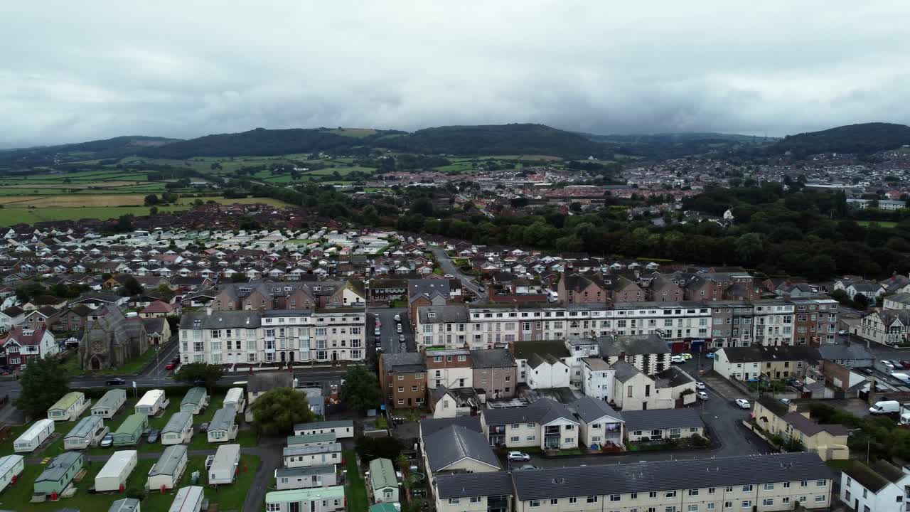 remolque de caravana estática frente a la playa vacaciones casa de vacaciones campamento recurso aéreo lento vista panorámica derecha