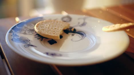 Galleta-Que-Cae-Sobre-El-Plato-Y-Se-Rompe-En-Pedazos