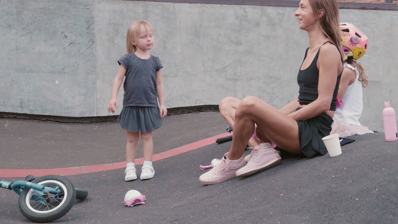 madre pasando tiempo con los niños