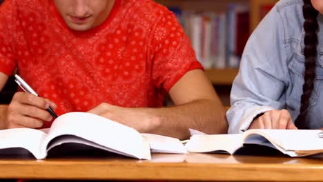 estudiantes trabajando juntos en la biblioteca