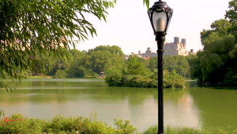 Parque-Central,-Manhattan,-Vista-Al-Lago-De-Nueva-York-Con-Paisaje-Urbano