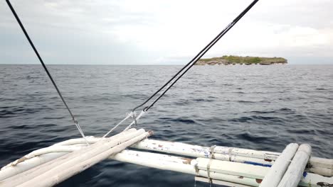 vista de pasajero en barco de viaje que se dirige a la isla