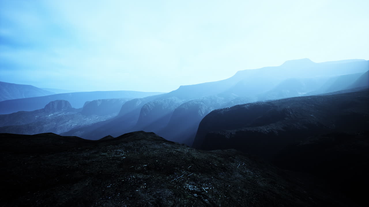 montañas negras en la niebla profunda