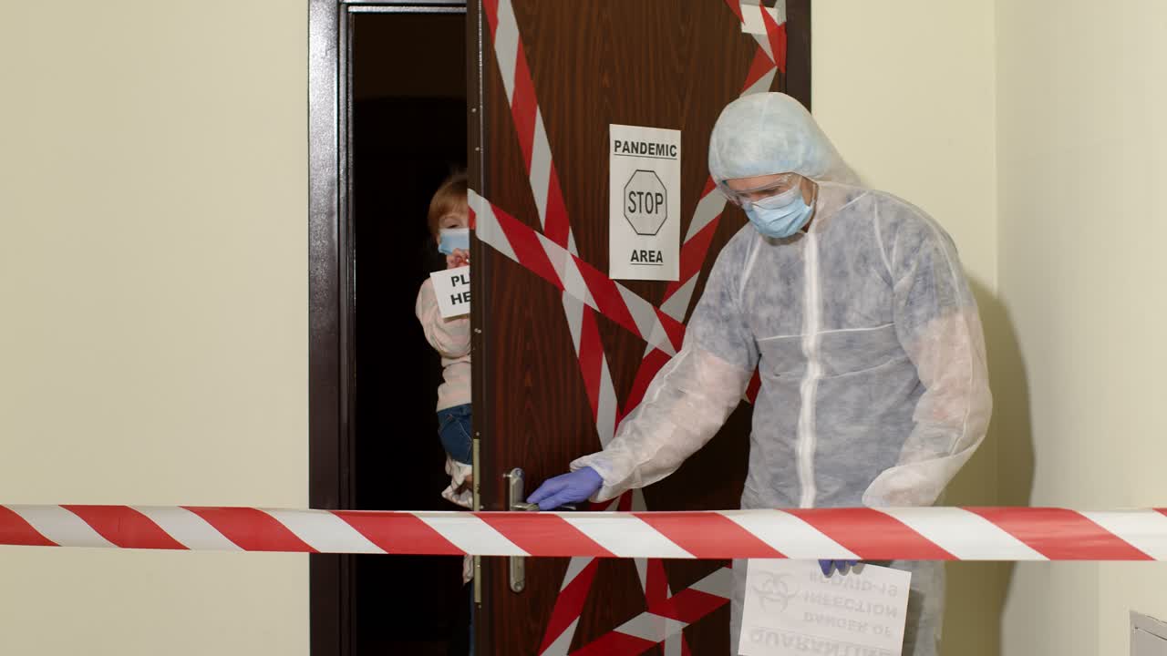 의료 종사자가 입구 문을 열고, 코로나 바이러스 기간 동안 딸과 함께 집에있는 여성의 아픈 가족