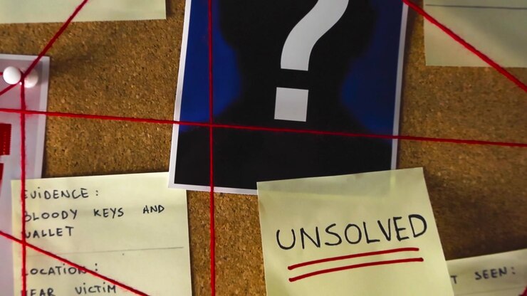Bacheca del detective che mostra un caso irrisolto con prove, immagini di sospetti e note collegate da un filo rosso, che rappresenta un'indagine criminale e il lavoro della polizia per trovare il colpevole