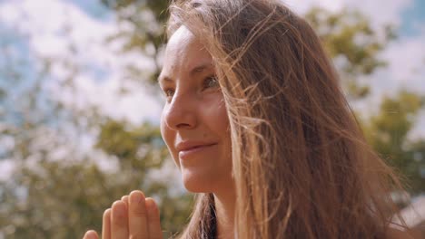 Mujer-Sexy-Espiritual-Meditando-En-El-Bosque-Durante-El-Brillante-Día-De-Verano