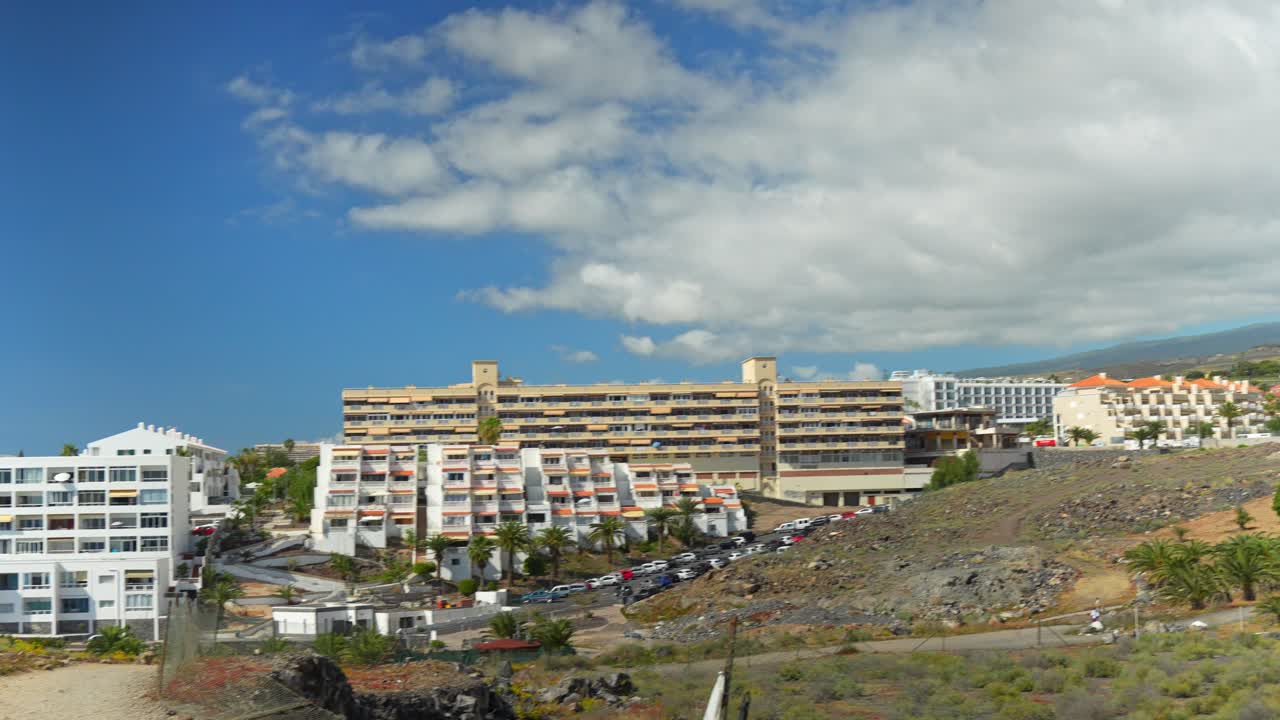 vista del establecimiento de paneles del paisaje turístico de tenerife en costa adeje