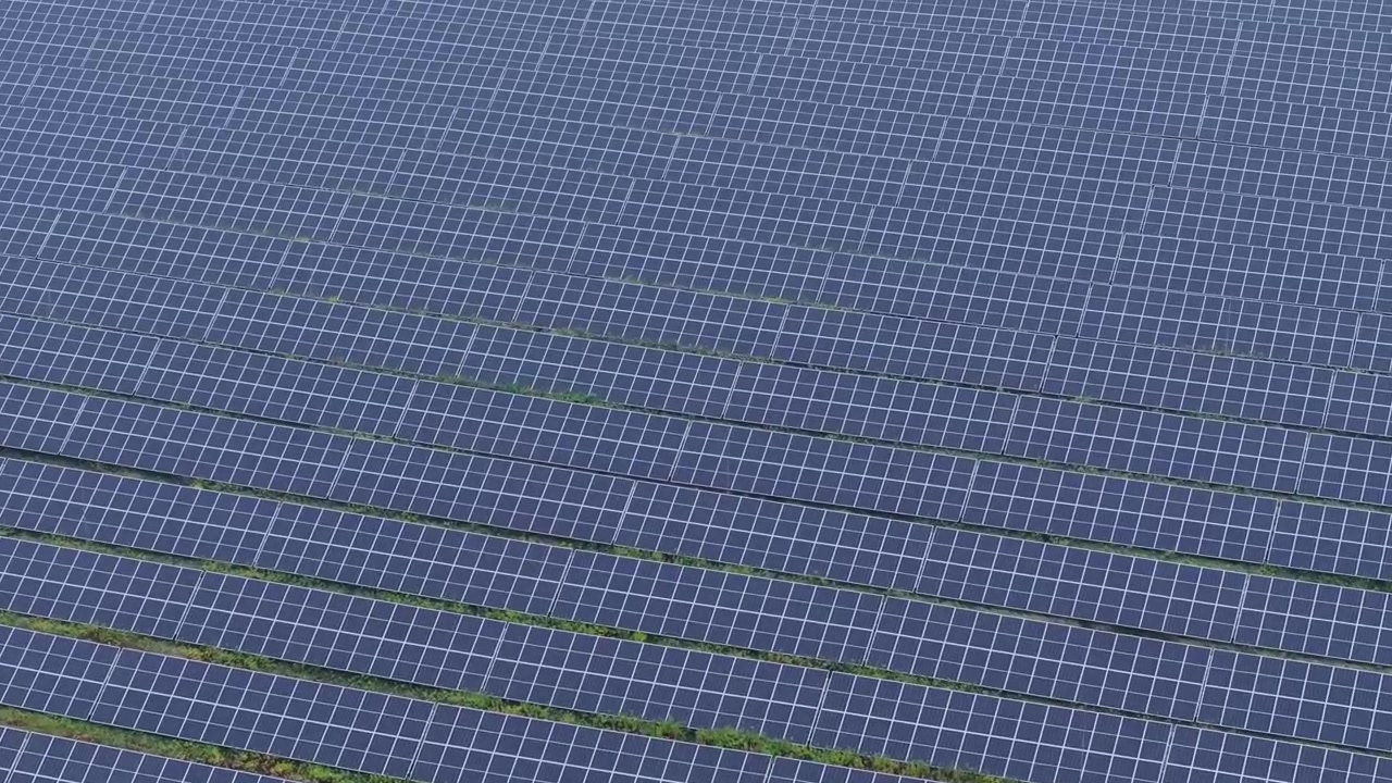 Impianto fotovoltaico in un paesaggio verde, che evidenzia le soluzioni di energia rinnovabile