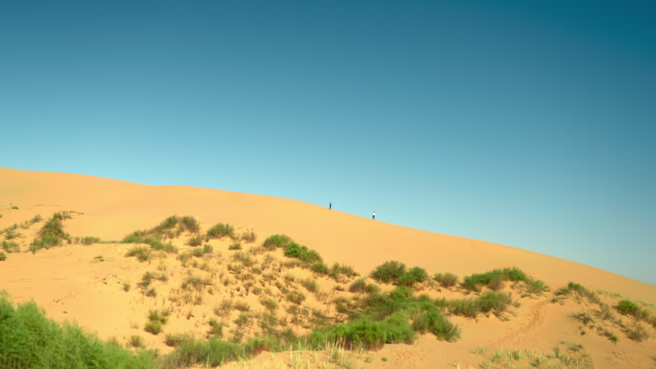 Paesaggio con dune di sabbia e persone