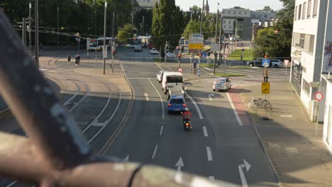 lapso de tiempo de tráfico desde un puente en darmstadt, tráfico alemán con muchos coches
