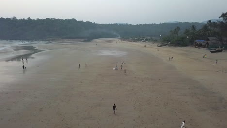 Einheimische-Kinder-Spielen-Fußball-Am-Breiten-Tropischen-Strand-In-Indien